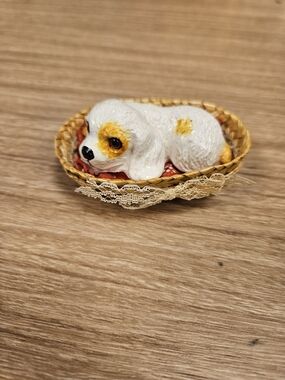 Vintage Ceramic White and Yellow Spaniel Puppy Figurine in woven basket 2.5"